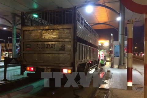 Hiện trường chiếc xe tải cán tử vong chiến sỹ cảnh sát giao thông ngay tại trạm thu phí cầu Đồng Nai. (Ảnh: Sỹ Tuyên/TTXVN)