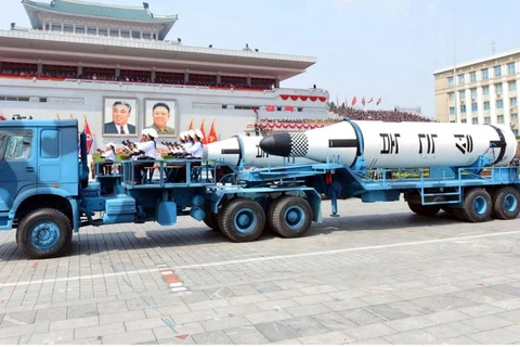 Triều Tiên sử dụng xe tải do Trung Quốc sản xuất trong lễ diễu binh. (Nguồn: South China Morning Post)