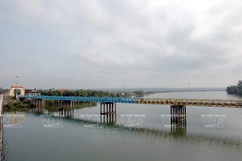 Cầu Hiền Lương, bắc qua sông Bến Hải, với hai màu vàng-xanh phân chia hai miền Nam-Bắc (màu xanh bên phía bờ Bắc, màu vàng bên phía bờ Nam). (Nguồn: Báo ảnh Việt Nam)