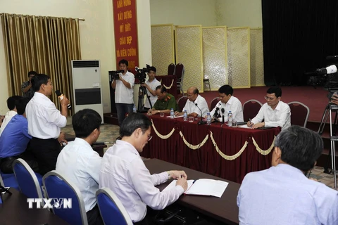 Chủ tịch Ủy ban Nhân dân thành phố Hà Nội gặp gỡ các cán bộ chủ chốt và đối thoại với người dân xã Đồng Tâm. (Nguồn: TTXVN)