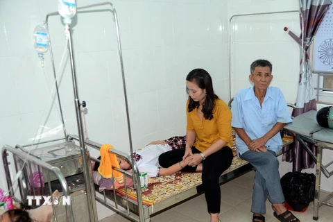 Các em học sinh bị ngộ độc được cấp cứu, điều trị tại Trạm y tế phường Nghi Hòa, thị xã Cửa Lò, Nghệ An. (Ảnh: Tá Chuyên/TTXVN)
