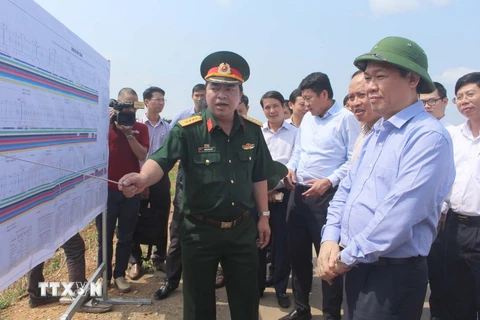 Phó Thủ tướng Vương Đình Huệ kiểm tra tuyến đường Cảng Hàng không Thọ Xuân đi Khu Kinh tế Nghi Sơn. (Ảnh: Trịnh Duy Hưng/TTXVN)