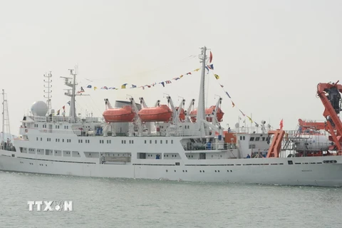 Tàu mẹ 'Hướng Dương Hồng 09' mang theo tàu Giao Long rời thành phố Thanh Đảo, tỉnh Sơn Đông bắt đầu chuyến thám hiểm ngày 6/2. (Nguồn: THX/TTXVN)