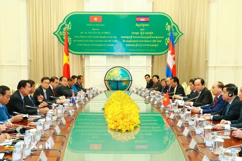 Thủ tướng Nguyễn Xuân Phúc và Thủ tướng Samdech Techo Hun Sen hội đàm. (Ảnh: Thống Nhất/TTXVN)