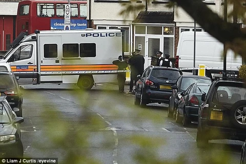 Cảnh sát Anh tại khu vực một phụ nữ bị bắn. (Nguồn: Daily Mail)