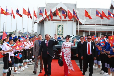 Lễ tiễn Thủ tướng Nguyễn Xuân Phúc và Phu nhân tại sân bay quốc tế Wattay. (Ảnh: Thống Nhất/TTXVN)