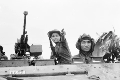 Nữ biệt động Sài Gòn hướng dẫn quân Giải phóng tiến vào sân bay Tân Sơn Nhất. (Ảnh: Tư liệu TTXVN)