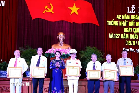 Chủ tịch Quốc hội Nguyễn Thị Kim Ngân trao Huy hiệu 50 năm tuổi Đảng cho các Đảng viên của Thành phố Cần Thơ. (Ảnh: Trọng Đức/TTXVN)