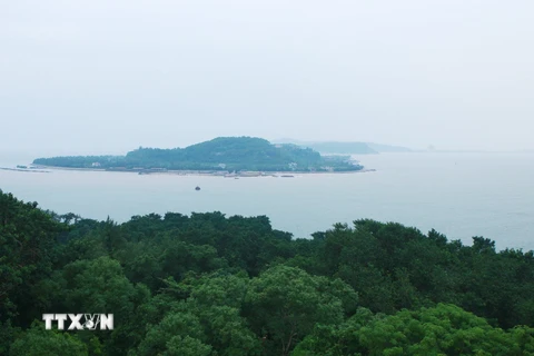 Phong cảnh bán đảo Đồ Sơn nhìn từ hải đăng Hòn Dáu. (Ảnh: Lâm Khánh/TTXVN)
