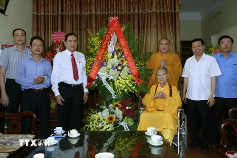 Ủy ban Trung ương MTTQ Việt Nam chúc mừng Đại lễ Phật đản 2017 tại tỉnh Bắc Ninh. (Ảnh: Nguyễn Dân/TTXVN)