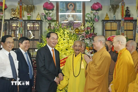 Chủ tịch nước Trần Đại Quang đến thăm, chúc mừng Đại lão Hòa thượng Thích Phổ Tuệ nhân dịp Đại lễ Phật đản. (Ảnh: Nhan Sáng/TTXVN)