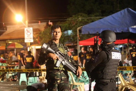 Cảnh sát Philippines tại hiện trường một vụ nổ. (Nguồn: CBS News)