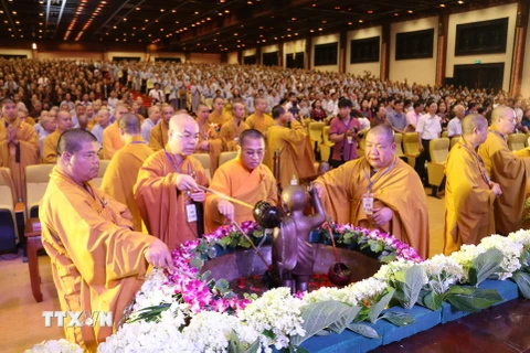 Thực hiện nghi lễ tắm Phật tại Đại lễ. (Ảnh: Ninh Đức Phương/TTXVN)