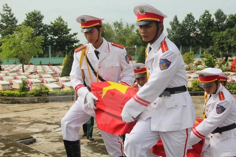 An táng hài cốt các liệt sỹ Việt Nam hy sinh tại Campuchia. (Ảnh: Bùi Như Trường Giang/TTXVN)