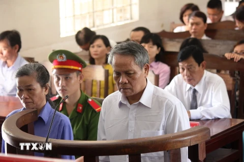Bị cáo Trần Cảnh Lạc và Nguyễn Thị Phúc tại phiên tòa. (Ảnh: Lê Đức Hoảnh/TTXVN)