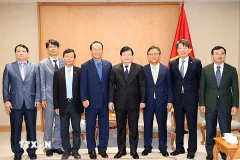 Phó Thủ tướng Trịnh Đình Dũng chụp ảnh lưu niệm với các đại biểu. (Ảnh: Doãn Tấn/TTXVN)
