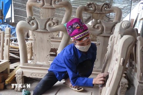 Sản xuất đồ gỗ ở làng nghề đồ gỗ mỹ nghệ Xuân Phương, Thái Nguyên. (Ảnh: Hoàng Nguyên/TTXVN)