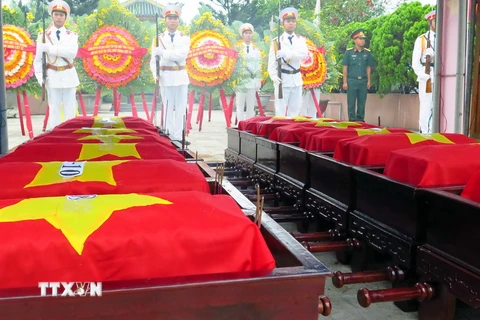 Truy điệu và an táng hài cốt liệt sỹ Việt Nam hy sinh tại Lào. (Ảnh: Quốc Việt/TTXVN)