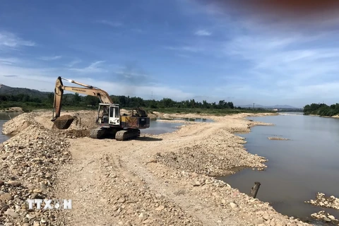 Phá đập ngăn dòng sông Đăk Bla để trả lại nguyên trạng ban đầu. (Ảnh: Cao Nguyên/TTXVN)