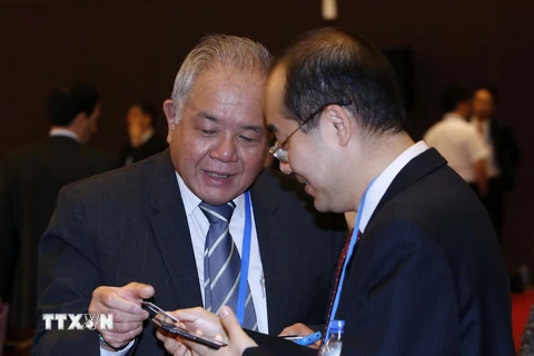 Các đại biểu đại diện các nền kinh tế APEC thảo luận bên lề hội nghị. (Ảnh: Văn Điệp/TTXVN)