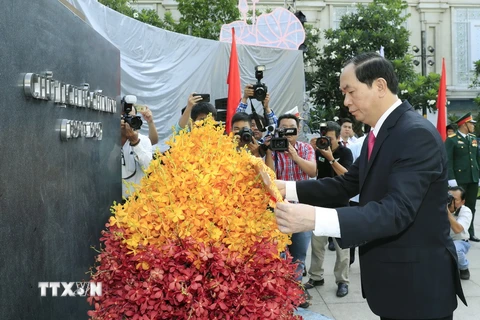 Chủ tịch nước Trần Đại Quang dâng hoa tưởng niệm Chủ tịch Hồ Chí Minh tại Công viên Tượng đài Chủ tịch Hồ Chí Minh. (Ảnh: Nhan Sáng/TTXVN)