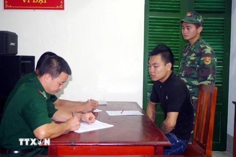 Lực lượng chức năng lấy lời khai của Bùi Văn Chung. (Ảnh: Nguyễn Hoàng/TTXVN)