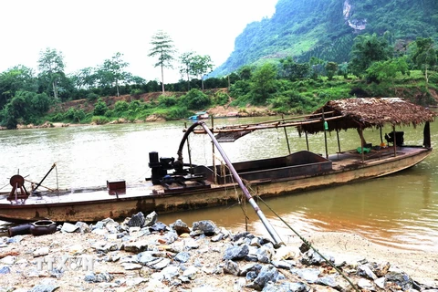 Các tàu, thuyền hút cát trái phép trên sông Lô đoạn qua thị trấn Vĩnh Tuy, huyện Bắc Quang, Hà Giang. (Ảnh: Minh Tâm/TTXVN)