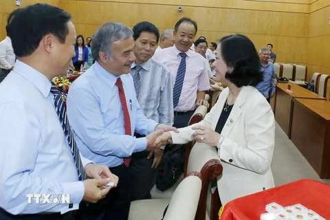 Bà Trương Thị Mai, Ủy viên Bộ Chính trị, Bí thư Trung ương Đảng, Trưởng Ban Dân vận Trung ương với các Đại sứ, Tổng lãnh sự nhiệm kỳ 2017-2020. (Ảnh: Văn Điệp/TTXVN)