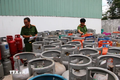 Công an tỉnh Tây Ninh kiểm tra kho chứa bình đựng gas của Công ty Thái Dương. (Ảnh: Lê Đức Hoảnh/TTXVN)