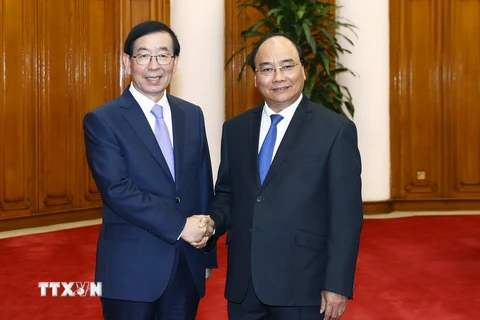 Thủ tướng Nguyễn Xuân Phúc tiếp Ngài Park Won Soon, Đặc phái viên của Tổng thống Hàn Quốc đang thăm và làm việc tại Việt Nam. (Ảnh: Thống Nhất/TTXVN)