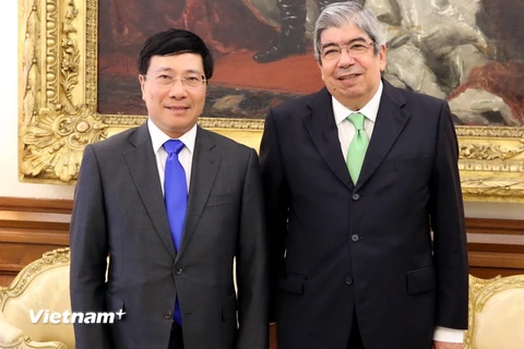 Phó Thủ tướng, Bộ trưởng Ngoại giao Phạm Bình Minh và Chủ tịch Quốc hội Bồ Đào Nha Eduardo Ferro Rodrigues. (Ảnh: Ngự Bình/Vietnam+)