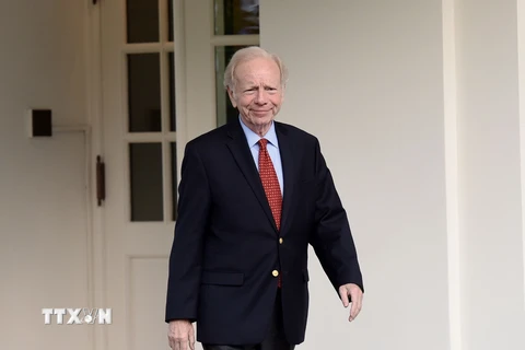 Ông Joe Lieberman sau cuộc gặp với Tổng thống Mỹ Donald Trump ở Washington, DC ngày 17/5. (Nguồn: AFP/TTXVN)