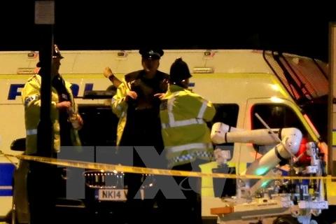 Lực lượng chống khủng bố Anh điều tra tại hiện trường vụ nổ ở sân vận động Manchester ngày 23/5. (Nguồn: EPA/TTXVN) 
