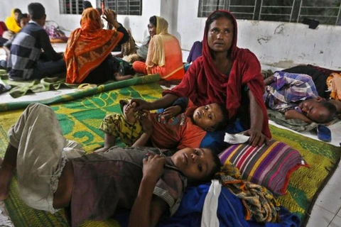 Người dân Bangladesh đi sơ tán. (Nguồn: AFP)