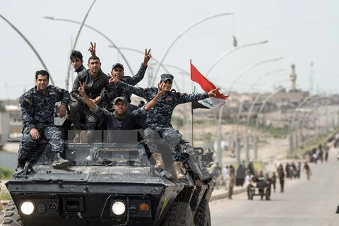 Binh sỹ Iraq tuần tra trên một tuyến đường ở phía Tây thành phố Mosul sau khi giành lại khu vực này từ IS. (Nguồn: AFP/TTXVN)