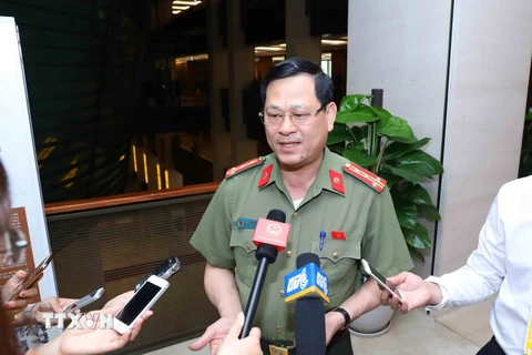 Đại biểu Quốc hội tỉnh Nghệ An Nguyễn Hữu Cầu trả lời phỏng vấn báo chí. (Ảnh: Phương Hoa/TTXVN)