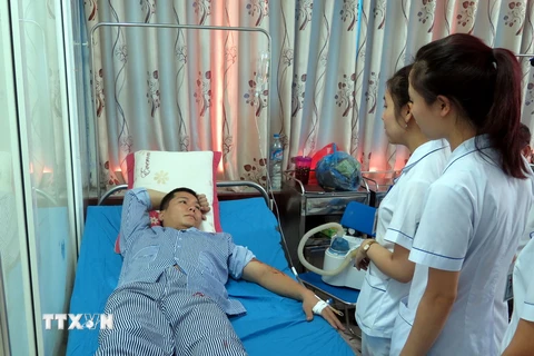 Anh Hoàng Ngọc Phan, Đội phó Đội Kiểm lâm Cơ động đang được điều trị tại Bệnh viện đa khoa tỉnh Tuyên Quang. (Ảnh Quang Đán/TTXVN)