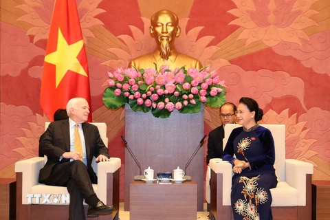 Chủ tịch Quốc hội Nguyễn Thị Kim Ngân tiếp Thượng Nghị sĩ John McCain, Chủ tịch Ủy ban Quân vụ Thượng viện Hoa Kỳ đang ở thăm và làm việc tại Việt Nam. (Ảnh: Trọng Đức/TTXVN)