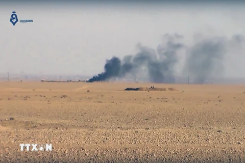 Khói bốc lên trong cuộc tấn công của liên quân nhằm vào các mục tiêu IS tại Ein Issa, phía bắc Raqqa, Syria. (Nguồn: AP/TTXVN)