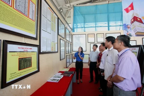 Khách tham quan một triển lãm bản đồ, trưng bày tư liệu về Trường Sa, Hoàng Sa. (Nguồn: TTXVN)