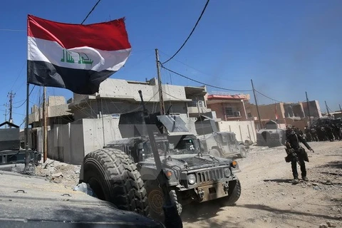 Các lực lượng chống khủng bố Iraq tiến vào Matahen, vùng lân cận thành phố Mosul trong chiến dịch giành lại quyền kiểm soát thành phố này từ phiến quân IS ngày 10/4. (Nguồn: AFP/TTXVN) 