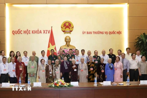Chủ tịch Quốc hội Nguyễn Thị Kim Ngân với các đại biểu. (Ảnh: Phương Hoa/TTXVN)