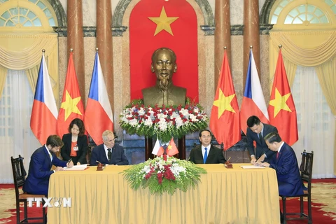 Chủ tịch nước Trần Đại Quang và Tổng thống Milos Zeman chứng kiến Lễ ký Hiệp định dẫn độ tội phạm bị kết án giữa hai nước. (Ảnh: Nhan Sáng/TTXVN)