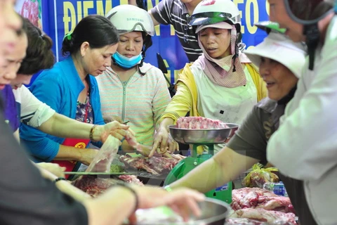 Người dân mua thịt lợn tại các cửa hàng thịt sạch, bình ổn giá. (Ảnh: Lê Xuân/TTXVN) 