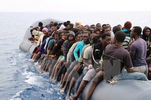 Người di cư chờ được cứu ở ngoài khơi bờ biển thuộc thị trấn Zawiyah (Libya) ngày 20/3. (Nguồn: AFP/TTXVN) 