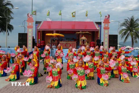 Biểu diễn múa Lục cúng hoa đăng tại lễ hội. (Ảnh: Nguyên Lý/TTXVN)
