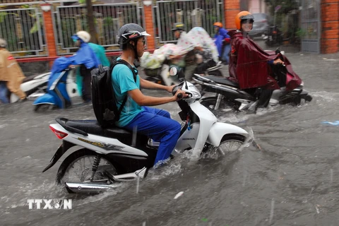 Ngập đường Phan Huy Ích (thuộc quận Tân Bình và Gò Vấp) sau một đợt mưa kéo dài. (Ảnh: Mạnh Linh/TTXVN)