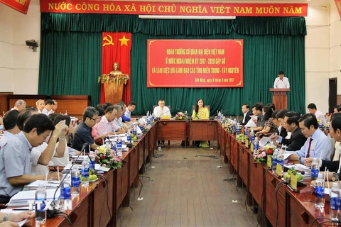 Đoàn trưởng các Cơ quan đại diện Việt Nam ở nước ngoài làm việc với lãnh đạo các tỉnh miền Trung-Tây Nguyên. (Ảnh: Ngọc Minh/TTXVN)
