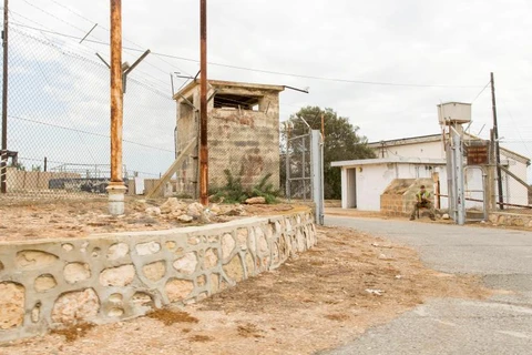 Lối vào đồn cảnh sát tại một căn cứ quân sự Anh ở đảo Cyprus. (Nguồn: The Sun)