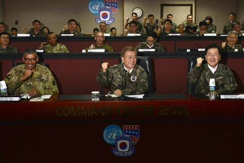 Tổng thống Hàn Quốc Moon Jae-in trong chuyến thăm căn cứ quân sự Mỹ ở Seoul. (Nguồn: Yonhap)